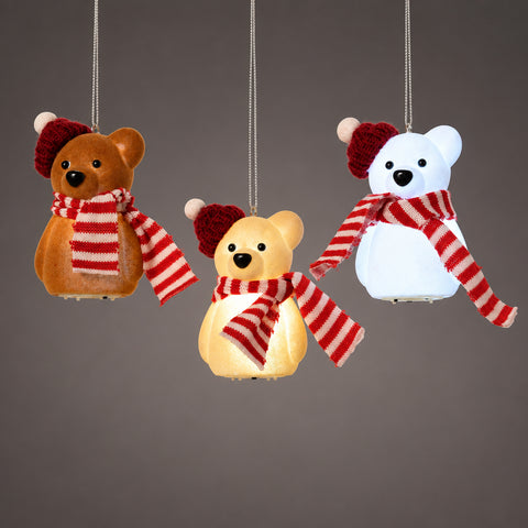 Drei festliche led bär anhänger 6.3x5.5x11cm mit rot weiß gestreiften schals und mützen in bernstein, creme und blau leuchtend