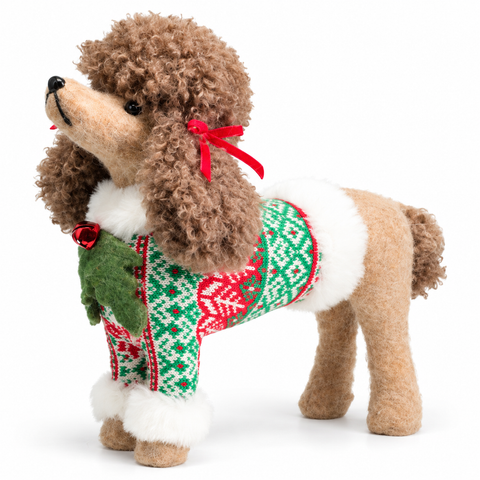 A stehende braune pudel hund figur 31cm mit festlichem grün-rotem pullover und weißem fellbesatz