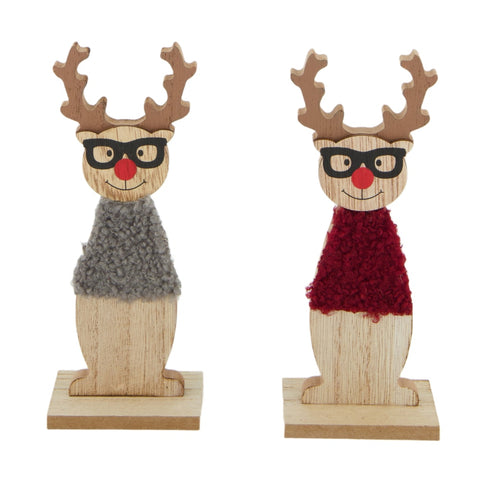 Zwei holz-rentierfiguren mit schwarzen brillen und roten nasen in grauem und rotem wollpullover 16 cm