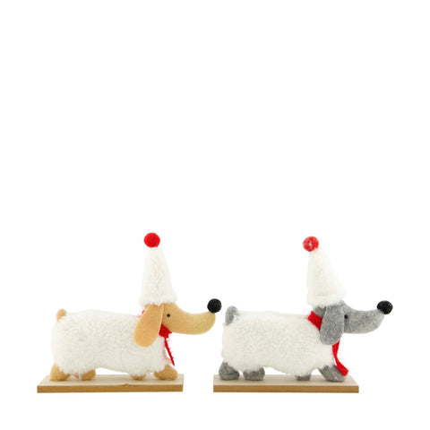 Zwei festliche hundefigur dachshund aus filz 21x19 cm in weiß mit tan farbenen ohren und grau mit roten schals und weihnachtsmützen