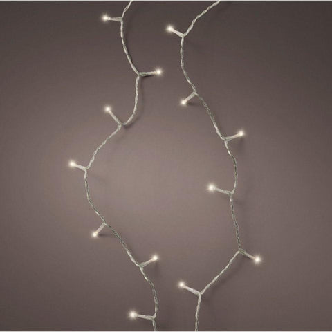 Eine filigrane led-lichterkette basic warmweiss mit 360 leds und silberdraht für stimmungsvolle beleuchtung