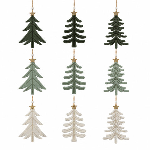 Set aus neun rustikalen holzweihnachtsbaumanhängern in gedecktem grün und weiß mit goldfarbenen sternen