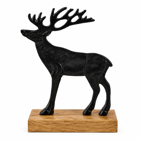 Schwarze gusseisen hirschfigur auf natur holzsockel 8,5x5x12,5 cm stehend