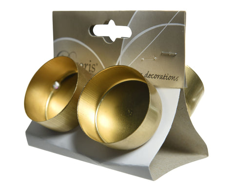 Goldfarbene metallische teelichthalter mit gebürsteter oberfläche auf markenverpackung aus eisen glanz