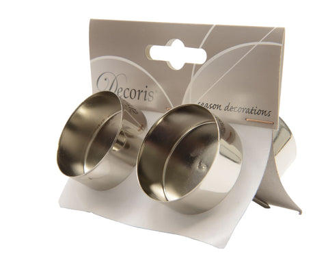Zwei glänzende metallische runde teelichthalter aus eisen von decoris auf weißer kartonverpackung