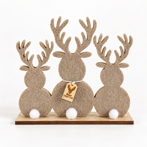 Set aus drei beigen filz-hirschfiguren mit weißen pompon-schwänzen auf holzbasis 14x15x4 cm