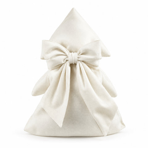 Ein zart gefaltetes offwhite stoffserviette in spitzem hutdesign mit gerafftem saum kissen baum
