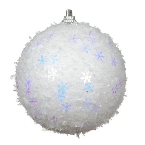 Weißer schneekugel polyfoam weihnachtsornament mit zarten blauen und violetten schneeflockenmustern