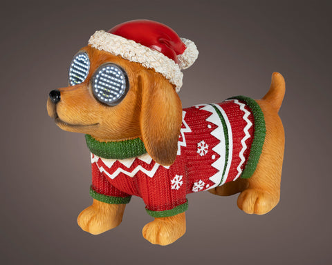 Festliche braune dachshund figur mit kaltweißen led augen im rot-grünen pullover und weihnachtlicher mütze