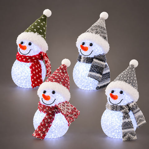 Vier festlich beleuchtete led schneemannornamente mit strickmützen und schals in rot grün grau und weiß