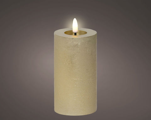 Eine brennende off-white texturierte led kerze aus wachs mit goldenem rand für dauerbetrieb indoor