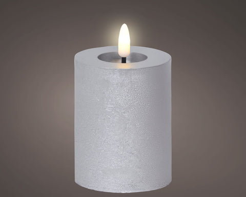Eine frostweiße zylindrische led kerze aus wachs mit leuchtender flammenoptik für dauerbetrieb indoor