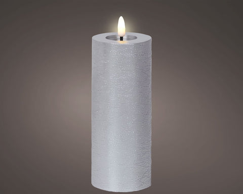 Eine hohe weiße led kerze aus wachs mit strukturierter oberfläche und flackernder flamme für dauerbetrieb indoor