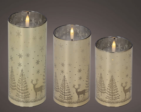 Set aus drei festlichen led kerzenhaltern aus milchglas mit goldenen hirsch und kiefer design auf cremefarbenem grund