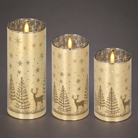 Set aus drei festlichen led kerzenhaltern aus milchglas mit goldenen hirsch und kiefer design auf cremefarbenem grund