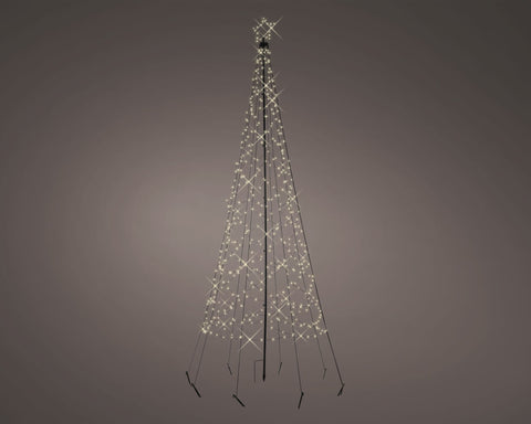 Ein großer schlanker weihnachtsbaum aus pvc mit weißen led-lichtern und sternförmigem oberteil für außenbereich