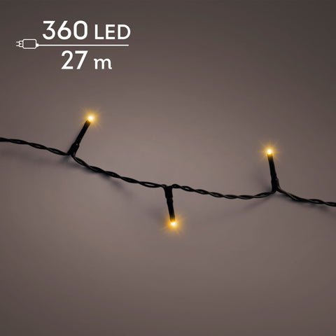 Eine led-lichterkette basic klassischwarm mit 360 warmweißen leds und schwarzem gedrehtem kabel über 27 meter