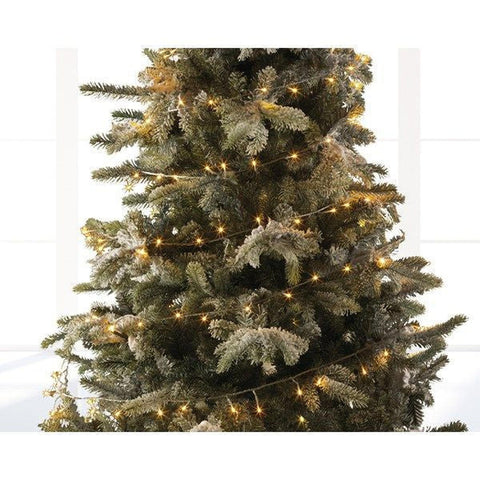 Frostbedeckter künstlicher weihnachtsbaum mit warm weißen led-lichtern der led-lichterkette basic klassischwarm 120 led 9 m