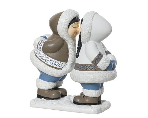 Weiß braune harzfigur zweier inuit kindern in traditioneller winterkleidung ein mit geflochtenem schwarzen haar kinder küssend