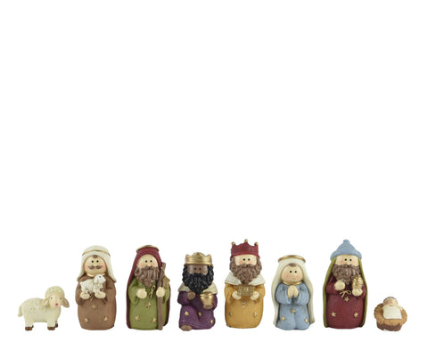 Eine krippe polyresin mit sieben farbenfrohen miniaturfiguren in detailreichen, bunten gewändern