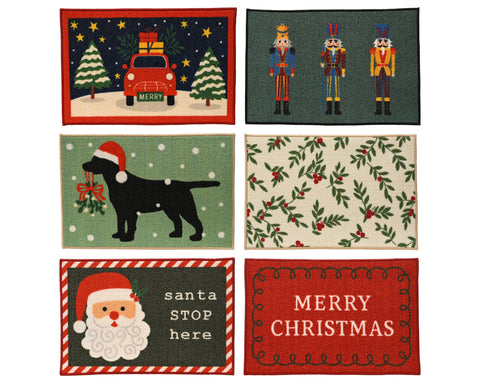 Sechs festliche fussmatten aus nylon 40x60x0,5 cm mit weihnachtlichen motiven wie roter truck, nussknacker und merry christmas text