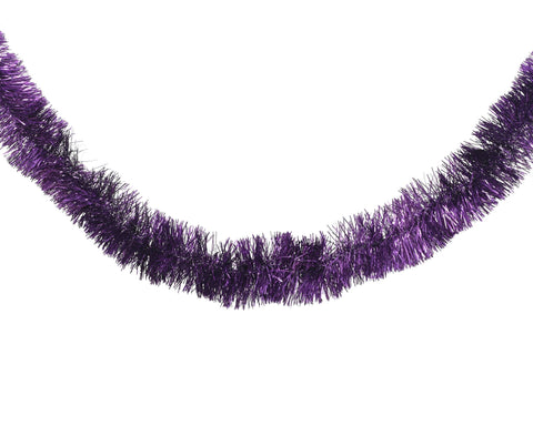 Lametta girlande pet in lila metallic mit flauschiger, fransiger textur als dekoratives festschmuck