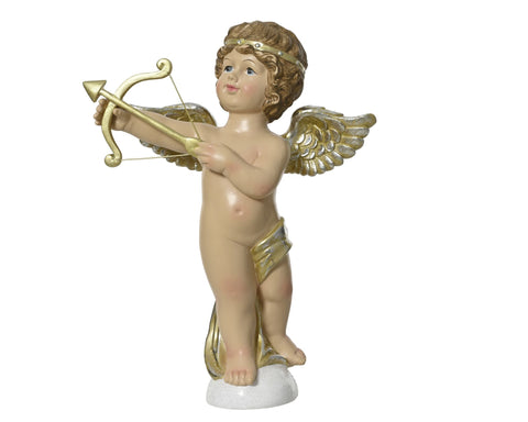Goldflügelige polyresin cupid-figur mit bogen und pfeil, stehend auf weißem sockel, engel-design