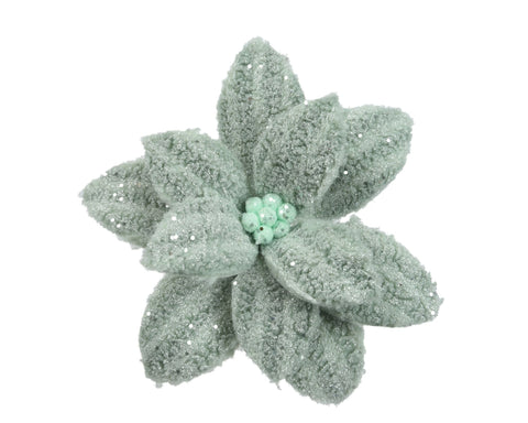 Silber glitzernder poinsettia kunstfell blumenornament mit einem cluster aus hellgrünen perlen im zentrum