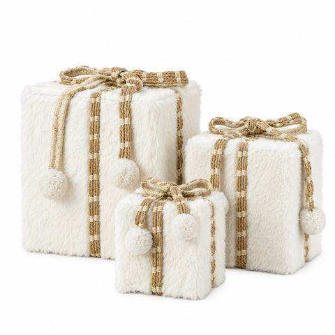 Set aus drei wollweißen geschenkschachteln aus kunstfell mit gestreiften bändern und pompons 21x21x21 cm