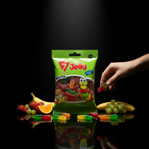 Ein lebhaft grünes paket mit 7 jelly stick wurm gummibonbons und einem cartoon wurm mit farbigen durchsichtigen gummiwürmern