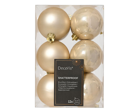 Sechs goldfarbene, bruchsichere kugeln aus perlmutt in 6 cm klarer kunststoffverpackung für weihnachtsbaum