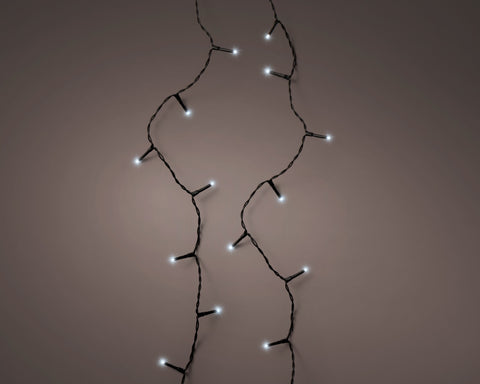 Led-kette basic kaltweiß 3m 40l mit schwarzen kabeln und kleinen hellen weißen led-birnen entlang flexibler schnur