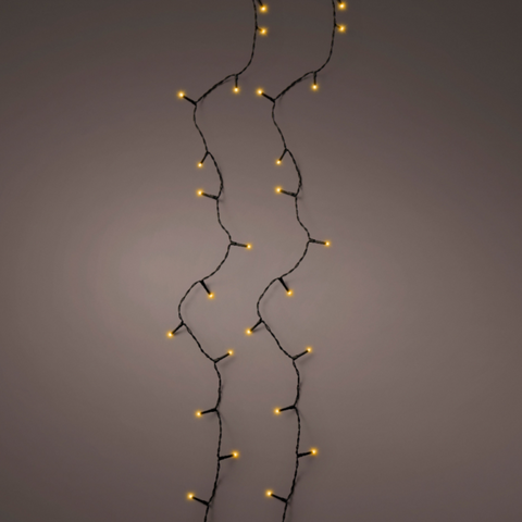Eine led-kette basic schwarz klar mit 480 warmweißen led-lichtern auf flexiblem draht in eleganter anordnung