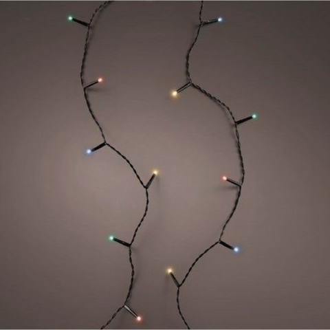 Eine 180 led-lichterkette basic bunt mit schwarzem gedrehtem kabel und mehrfarbigen grünen, blauen, gelben und warmweißen leuchten