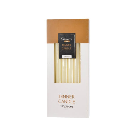 Eine packung mit zwölf cremefarbenen spitzkerzen aus wachs in weiß-goldener dekoris verpackung