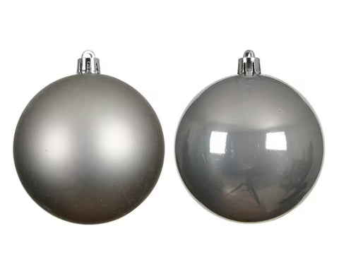 Zwei metallic silberne kugeln aus polystyrol mit matter und glänzender oberfläche für weihnachtsdeko