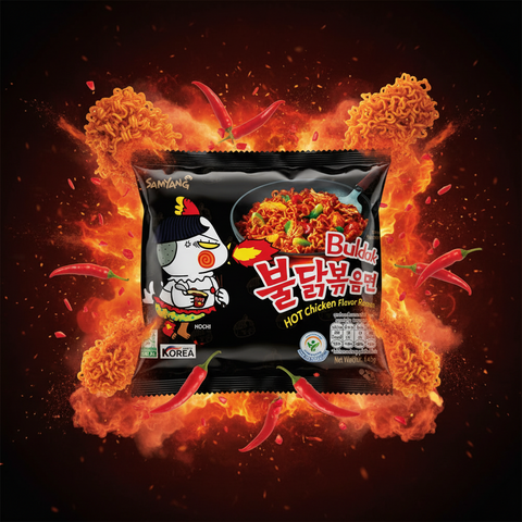 Schwarze verpackung von samyang buldak hot chicken instant ramen 130g mit cartoon-huhn und scharfen chili peppers