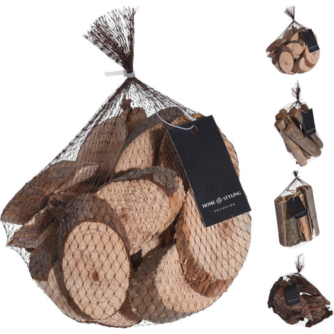 Rustikales holzmix set 300 gramm 4 sort mit braunen holzscheiben in einem netzbeutel mit naturrinde und schnittkante
