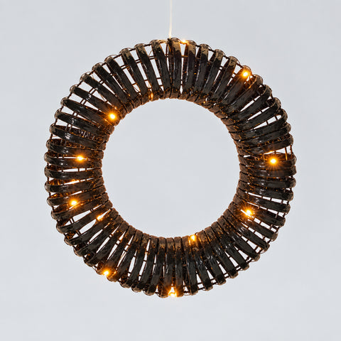 Schwarzer gewebter kranz 30cm mit warm leuchtenden led-lichtern für dekorative beleuchtung