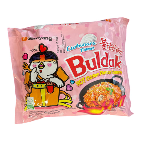 Pink verpacktes samyang buldak hot chicken carbonara 130 g instant ramen mit cartoon-huhn und scharfem nudelgericht