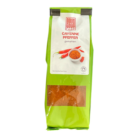 Grüne tasche mit cayenne-pfeffer gemahlen von cacao lebensmittelmarke in einem hellen grün