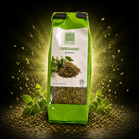 Ein lebhaft grüner beutel oregano gerebelt von haco mit durchsichtigem fenster und frischen oreganozweigen