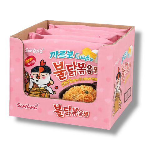 Rosa kartonverpackung von samyangs buldak hot chicken carbonara spicy chicken reisnudeln mit cartoonfigur und gerichtebild