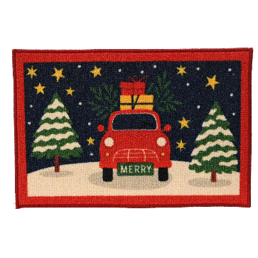 Rote fussmatte aus nylon 40x60x0,5 cm mit weihnachtlichem vintage-lkw und geschenken vor schneebedeckten kiefern