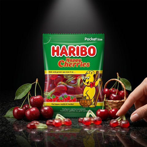 Vibrante grüne haribo happy cherries 75g packung mit fröhlichem gelben bärenmaskottchen und glänzenden roten gummikirschen