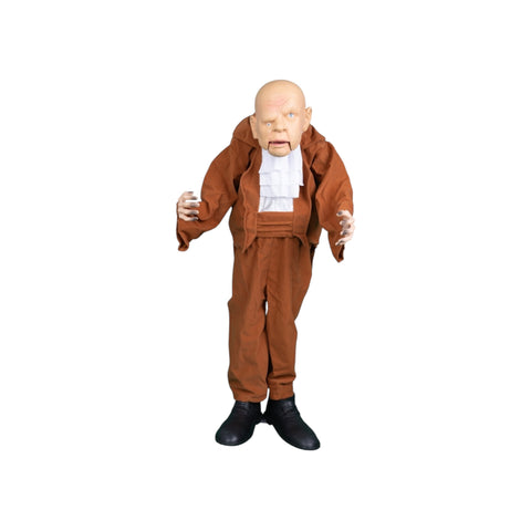 Ein 95 cm großer buckeliger alter in braunem jumpsuit mit weißem rüschenkragen und schwarzen schuhen