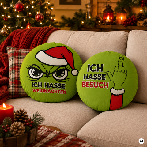 Zwei limegrüne plüschkissen festtagsmuffel mit grinch-motiv und schwarzem text in rot und schwarz, 30 cm durchmesser