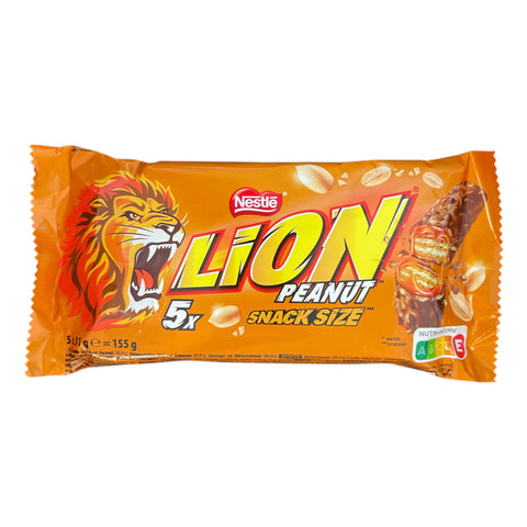 Orange verpackter nestlé lion peanut snackriegel mit brüllendem löwenlogo und verstreuten erdnüssen und schokoladenstücken
