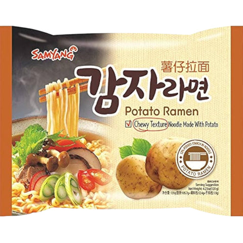 Samyang potato ramen paket beige und orange mit dampfenden nudeln, gemüse, pilzen und fleisch 120g