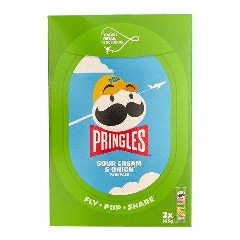 Grüne rechteckige pringles travelpack sour cream & onion twin pack mit gelber mascotte und flugfenster-design